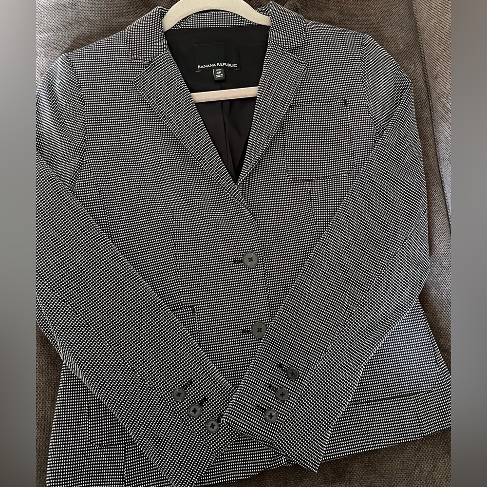 Banana Republic Black/White Houndstooth 2 Button Blazer. 4P US. like New.❣️